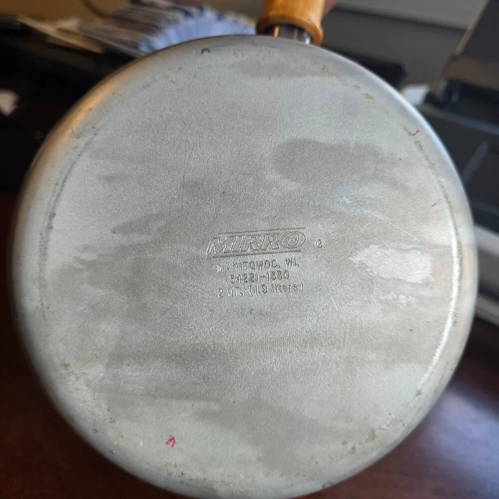Vintage Mirro 2 Quart (1.9L) Saucepan - Non-Stick with Wooden Handle